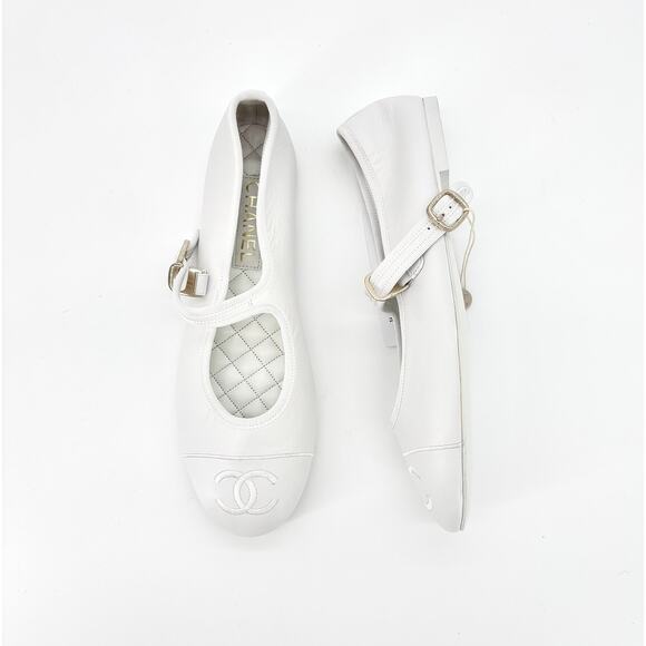 CHANEL Shoes - NEW Chanel 2024 Interlocking CC Logo White Leather Cap Toe Ballerina Flats 42